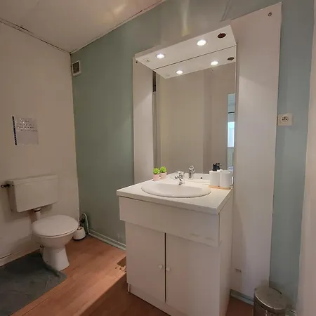 Апартаменты Separate Bright Double - Center & Castle - Shared Kitchen & Private Bathroom *