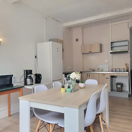 Separate Bright Double - Center & Castle - Shared Kitchen & Private Bathroom Apartmán
