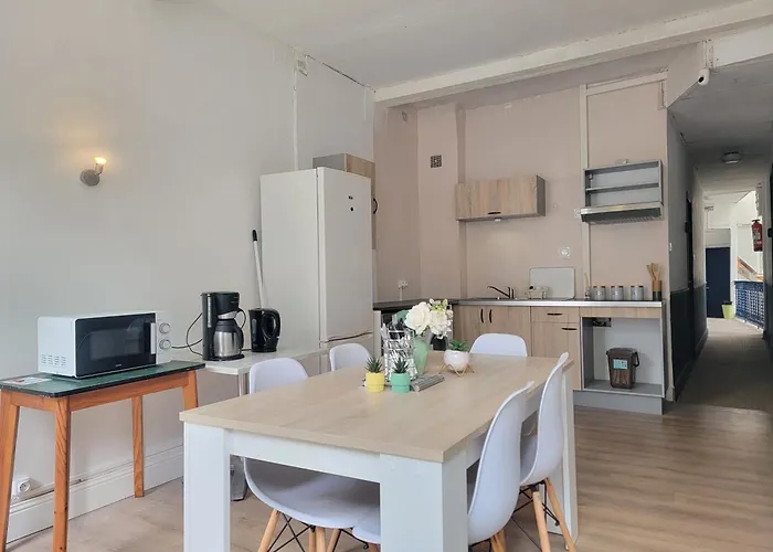 Separate Bright Double - Center & Castle - Shared Kitchen & Private Bathroom Appartement