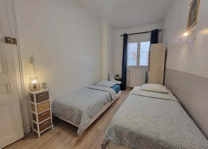 Separate Bright Double - Center & Castle - Shared Kitchen & Private Bathroom * Lourdes